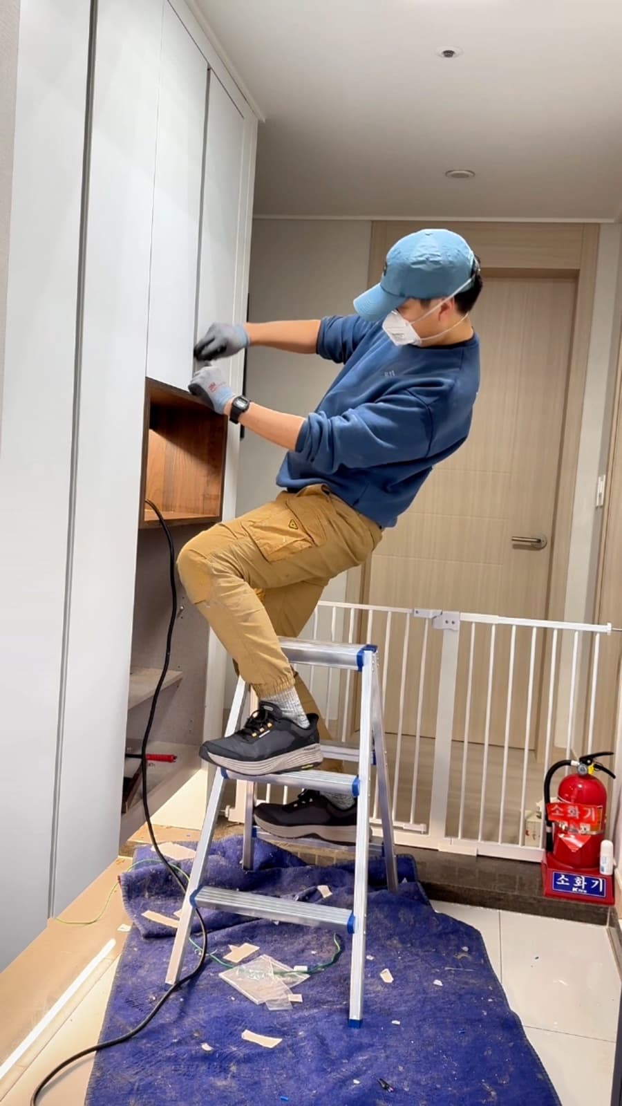 신발장 리폼 시공 중인 위캔픽스 대표